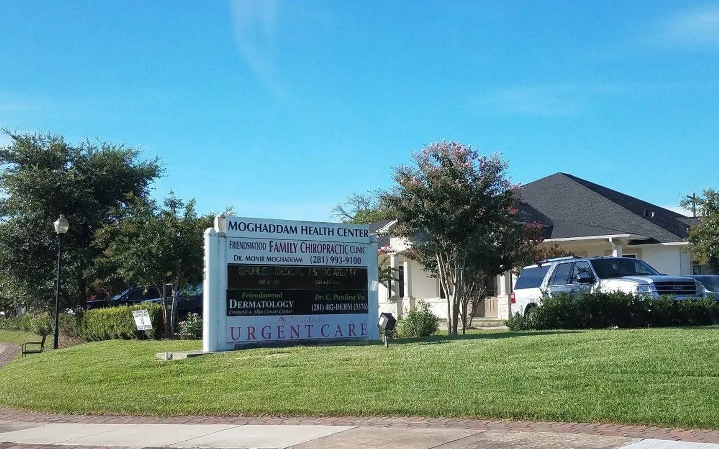 The Friendswood Family Chiropractic Clinic monument sign on Friendswood Drive