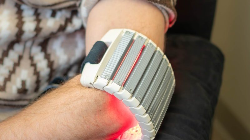 Cold laser therapy device being used for pain treatment